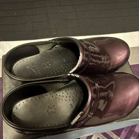 Dansko Women’s Shiny Dark Purple Clogs - Picture 5 of 11